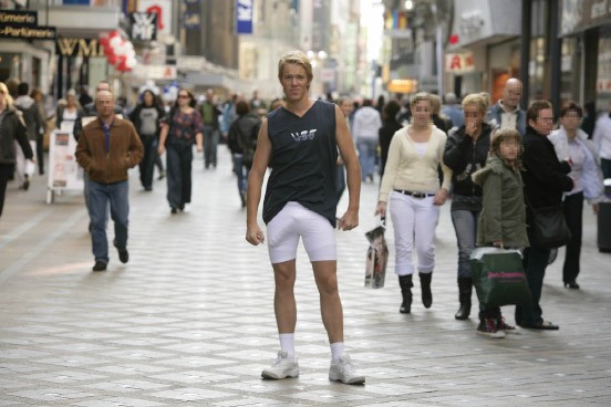 was-schauen-sie-da-so-mit-radlerhose-in-der-fussgaengerzone.jpg