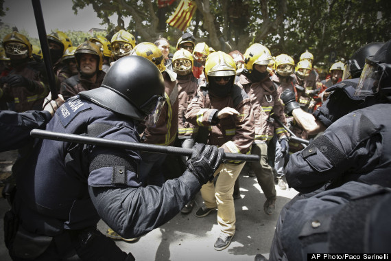 o-FIREFIGHTERS-RIOT-POLICE-AUSTERITY-PROTEST-570.jpg